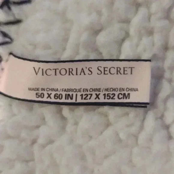 Victoria Secret red plaid 50"x60" Sherpa throw blanket - Picture 5 of 5